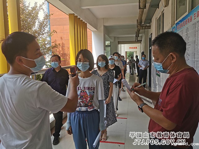 进教室前测温.jpg