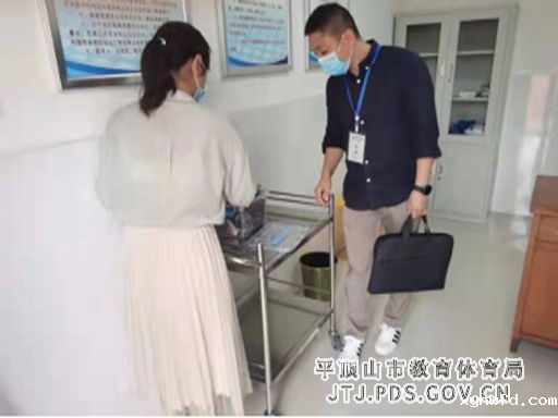 1_市教体局纪检监察组莅临我校检查(3) 2-342.png