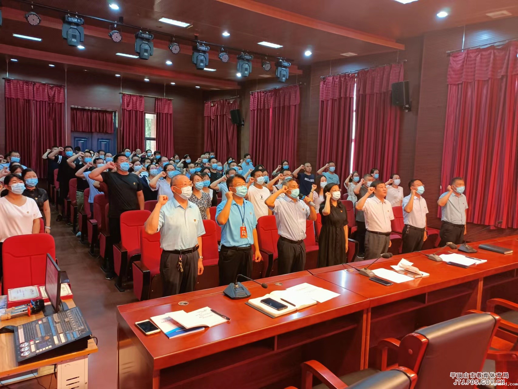图二全体党员重温入党誓词.jpg