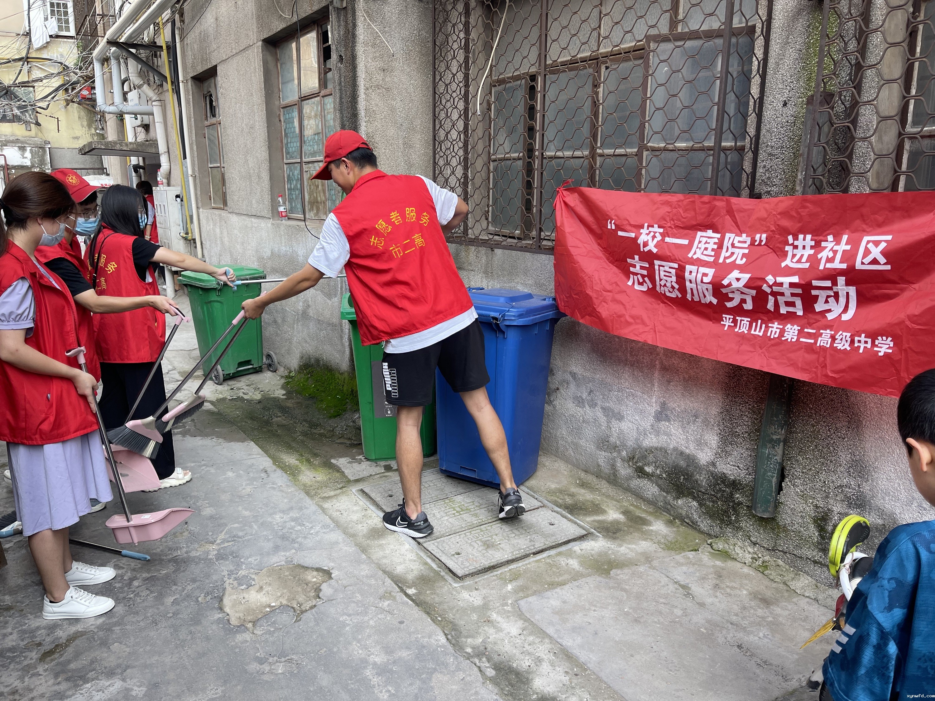 志愿者清理垃圾.jpg
