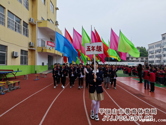 展示根文化，塑造新未来——舞钢一小第八届体育艺术节暨春期运动会开幕式347.png