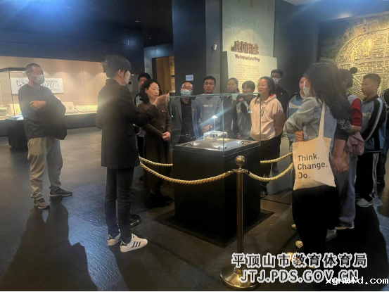感受历史魅力   凝聚奋进力量—市十一中组织党员和部分学生到市博物馆参观学习(1)191.png